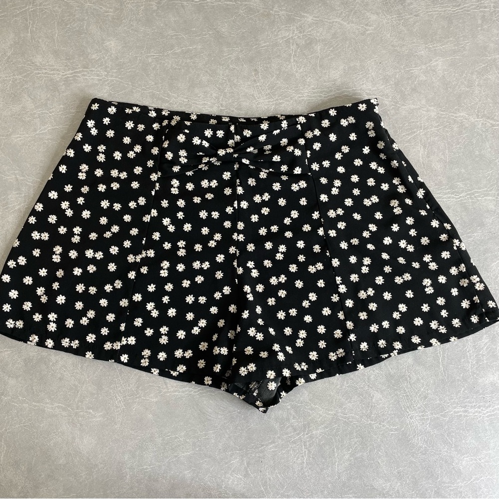 Monteau Black Daisy Floral High Waist Flared Leg Shorts - Picture 4 of 10